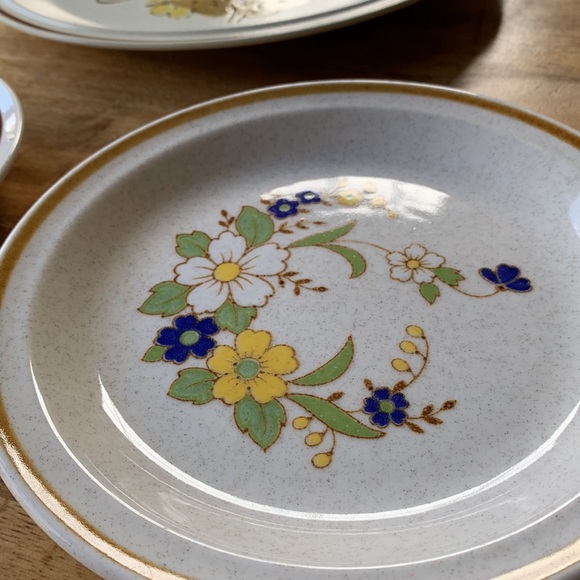 Set of Three Vintage Floral Plates - Picture 10 of 14